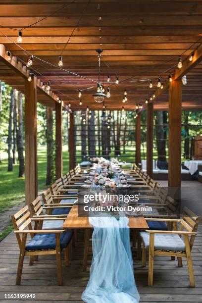 Table decorations in gray and blue on rustic wedding