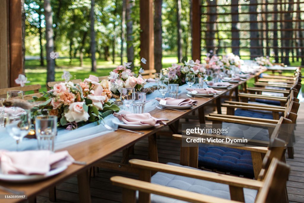 Table decorations in gray and blue on rustic wedding