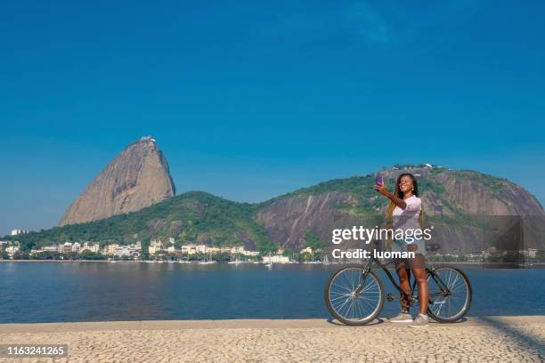 een selfie maken voor de sugarloaf - deelstaat rio de janeiro stockfoto's en -beelden
