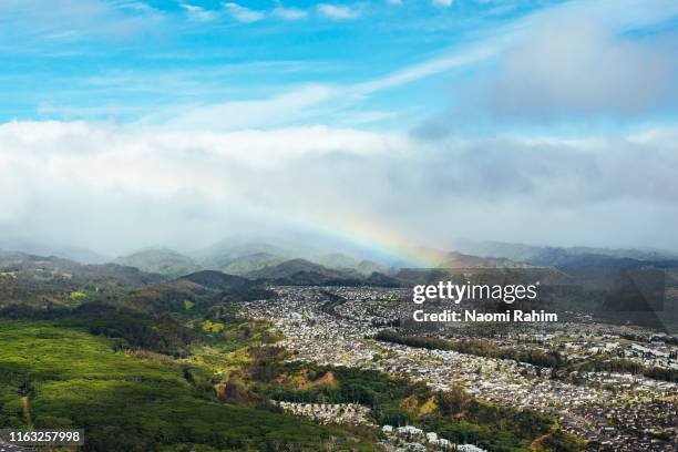 rainbow over an suburban community, near mountains and honolulu, hawaii - honolulu foto e immagini stock