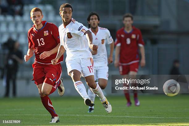 Thiago Alcantara of Spain feeds a pass as Marcel Gecov closes in during the UEFA European Under-21 Championship Group B match between Czech Republic...