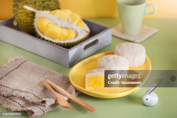 durian fruits moon cake. - durian - fotografias e filmes do acervo