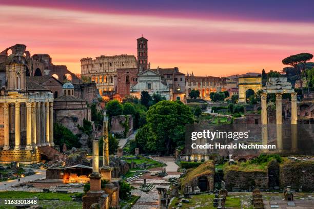 colosseum and forum romanum with triumphal arches at sunrise, rome, lazio, italy - het forum van rome stockfoto's en -beelden