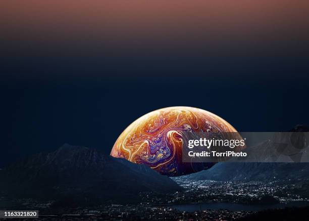 alien sunrise behind mountains landscape - surrealisme photos et images de collection