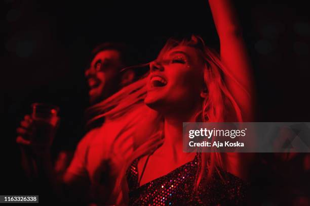 jong paar dansen op muziekfestival. - nachtleven stockfoto's en -beelden