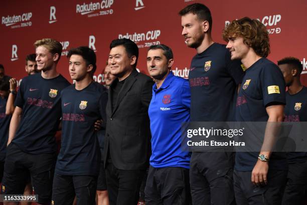 Frenkie de Jong,Hiroki Abe ,FC Barcelona president Josep Maria Bartomeu,Rakuten president Hiroshi Mikitani, FC Barcelona head coach Ernesto...