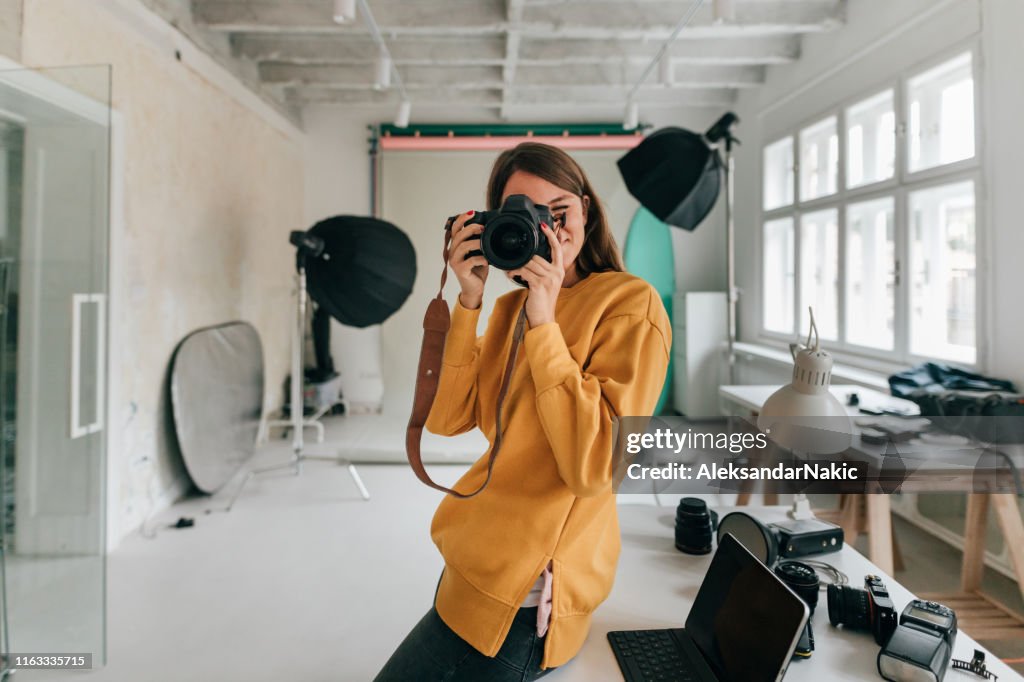 Fotograaf werkzaam in een studio