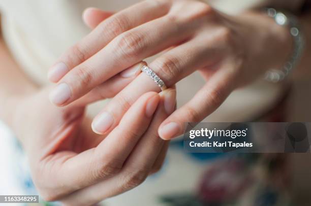 a close-up view of a young woman wearing a wedding ring - diamantring stock-fotos und bilder