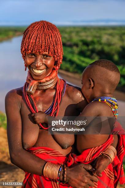 femme de la tribu hamer portant son bébé, ethiopie, afrique - hamar photos et images de collection