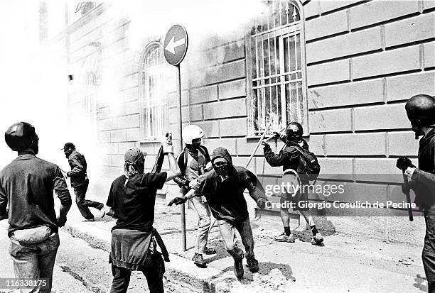 Activists of the anti-globalization movement attack the prison of Marassi during a protest against the 27th G8 Summit In Genoa, on July 21, 2001 in...