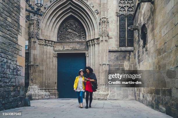 freunde im winterurlaub in spanien - gotisches viertel barcelona stock-fotos und bilder