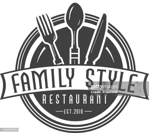 ilustraciones, imágenes clip art, dibujos animados e iconos de stock de etiquetas de estilo familiar con diseños de texto, así como utensilios de restaurante - restaurant logo