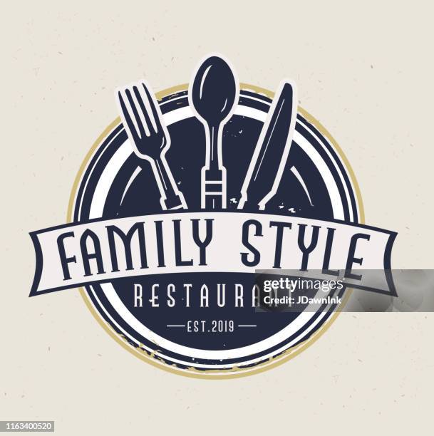 ilustraciones, imágenes clip art, dibujos animados e iconos de stock de etiquetas de estilo familiar con diseños de texto, así como utensilios de restaurante - restaurant logo