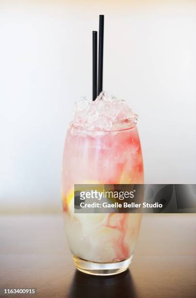 strawberry lemonade cocktail on crushed ice - crushed ice 個照片及圖片檔