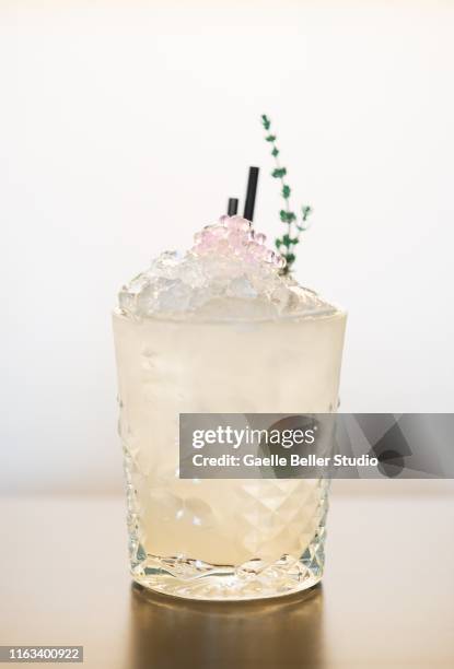 fresh lemonade on crushed ice topped with sugar beads - ghiaccio tritato foto e immagini stock