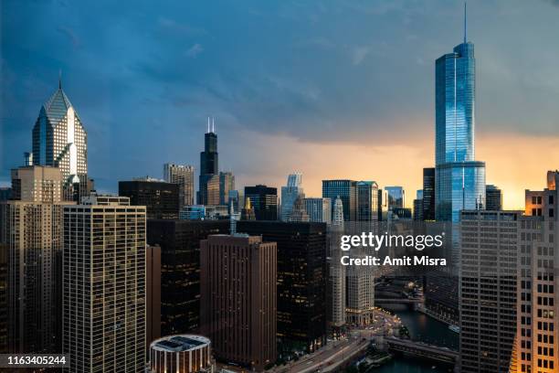 chicago skyline views - bright chicago city lights stock pictures, royalty-free photos & images