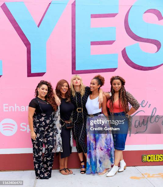 Jeslyn, Eliotte Nicole, Taylor Swift, Melanie Nyema and Kamilah Marshall pose in front of a mural introducing Taylor Swift's latest album "Lover" on...