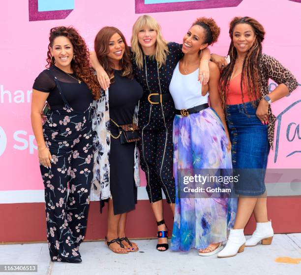 Jeslyn, Eliotte Nicole, Taylor Swift, Melanie Nyema and Kamilah Marshall pose in front of a mural introducing Taylor Swift's latest album "Lover" on...