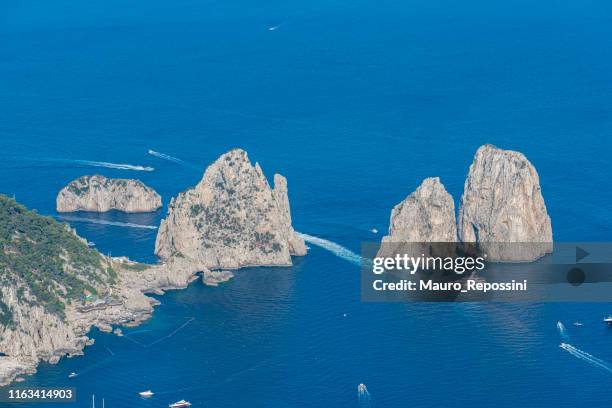 opinião de ângulo elevado o faraglioni, situado no do console de capri no mar de tyrrhenian em italy. - capri - fotografias e filmes do acervo