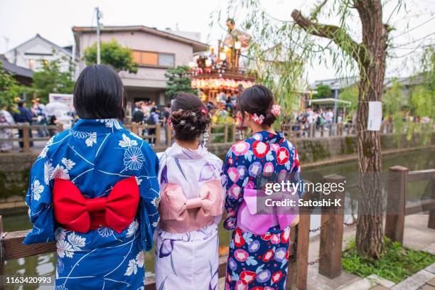 jonge vrouwen in yukata kijken naar matsuri dashi parade in oude japanse dorp - hangout festival day 3 stockfoto's en -beelden