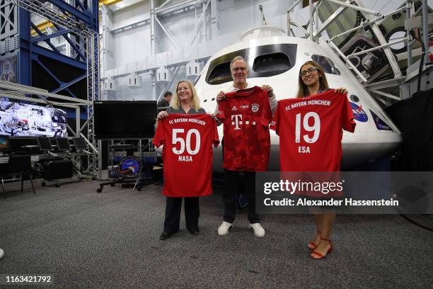 Karl-Heinz Rummenigge, CEO of FC Bayern Muenchen hands over a FC Bayern Muenchen jersey to Donna Shafer, JSC Associate Director and Barbara Nucera ,...