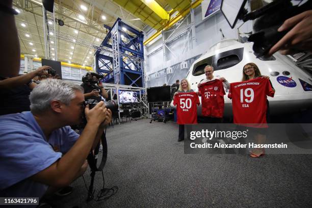 Karl-Heinz Rummenigge, CEO of FC Bayern Muenchen hands over a FC Bayern Muenchen jersey to Donna Shafer, JSC Associate Director and Barbara Nucera ,...