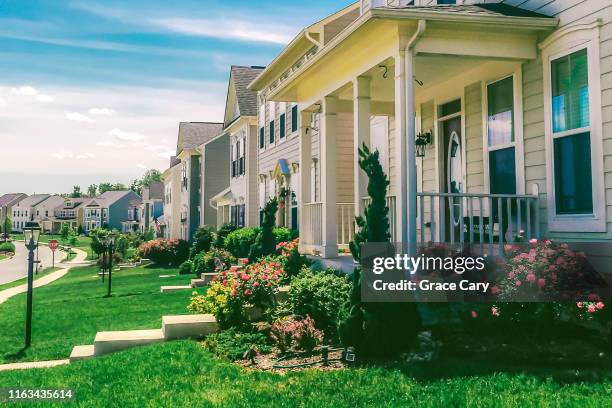 row of detached homes in idyllic community - american suburb neighborhood 個照片及圖片檔