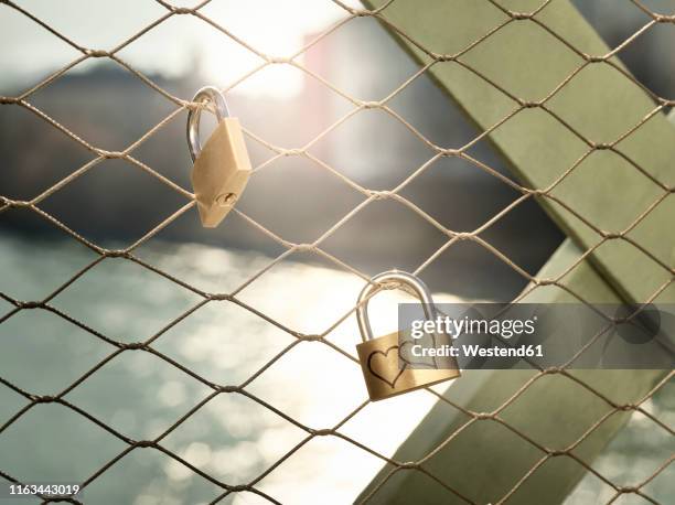 austria, wattens, golden love lock with hearts - permanente imagens e fotografias de stock