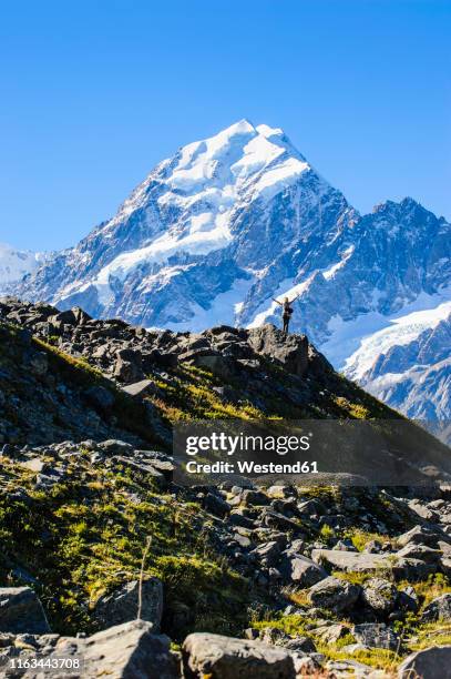 woman posing before mount cook, south island, new zealand - mt cook stock pictures, royalty-free photos & images