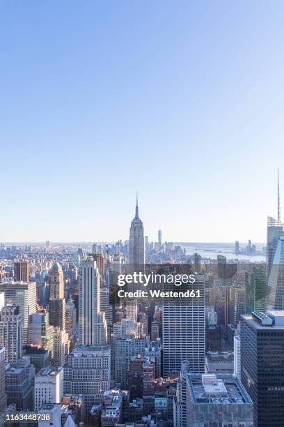 skyline at blue hour, manhattan, new york city, usa - midtown manhattan stockfoto's en -beelden