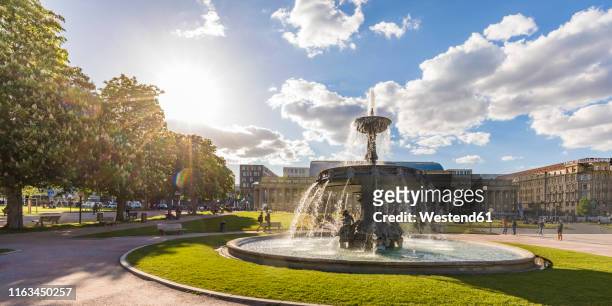 palace square with fountain in front of koenigsbau, stuttgart, germany - fountain fotografías e imágenes de stock