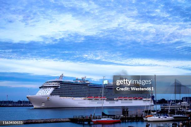 cruise liner, warnemuende, rostock, germany - cruise liner ストックフォトと画像