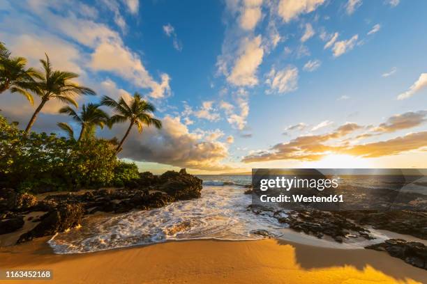 secret beach at sunset, maui, hawaii, usa - kauai ocean stock pictures, royalty-free photos & images