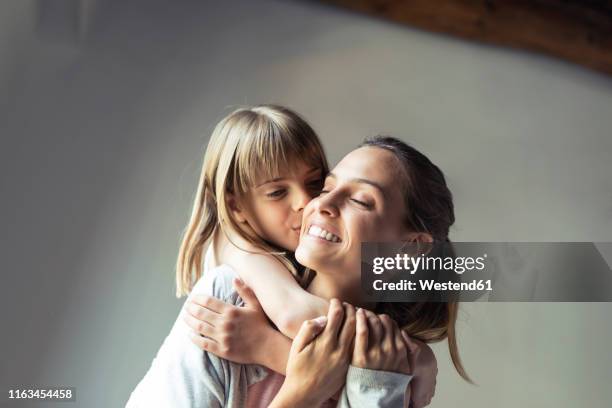 mother and daughter playing at home, piggyback - mother and child imagens e fotografias de stock