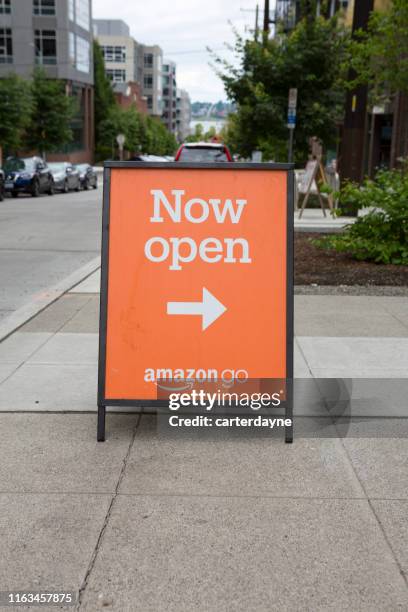 amazon go retail store mit automatisiertem kontaktlosem bezahlen - aufsteller stock-fotos und bilder