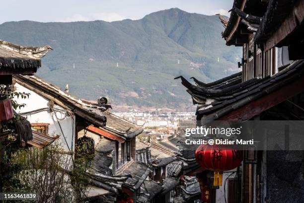 traditional architecture in the famous lijiang old town in yunnan province - lijiang bildbanksfoton och bilder