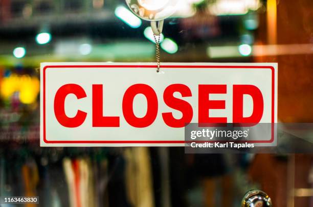 a glass door with "closed" store sign - fermé photos et images de collection