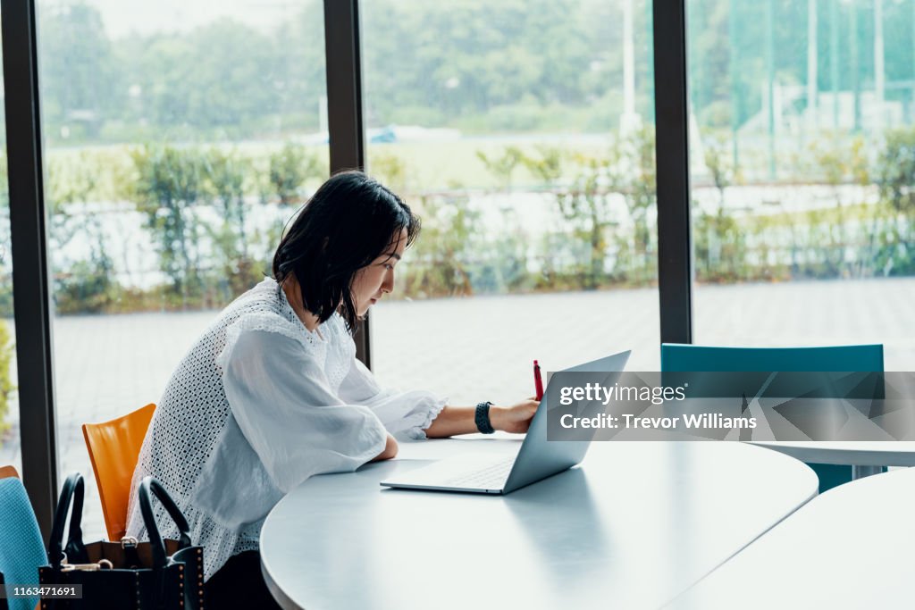 Female student with an amputated arm at a university campus