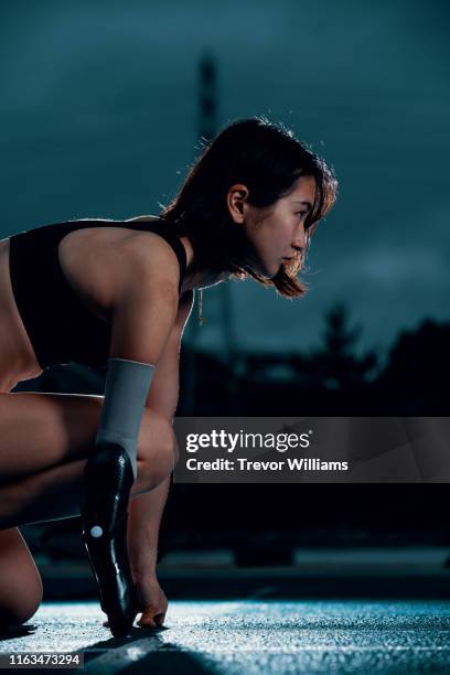 female adaptive athleteat the starting line for a running race - prosthetic equipment stock pictures, royalty-free photos & images