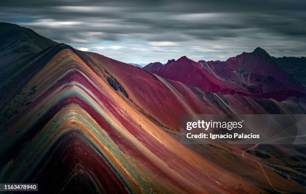 rainbow mountain (vinicunca) in the peruvian andes - peruvian culture imagens e fotografias de stock