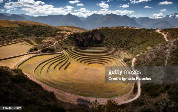 archaeological site of moray in the inca sacred valley near cusco, peru - moray cusco fotografías e imágenes de stock