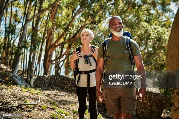 el mundo está a la espera de ser explorado - multiracial couple fotografías e imágenes de stock