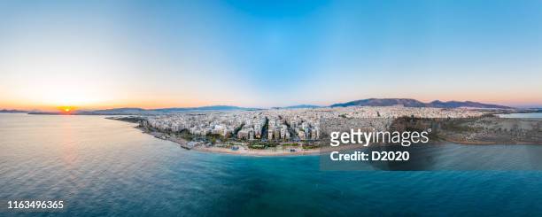 panoramische luchtfoto van faliro beach, athene, griekenland, in de zomer tijdens zonsondergang - athens greece stockfoto's en -beelden