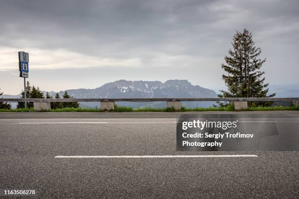 empty road on mountain pass side view - viewpoint stock pictures, royalty-free photos & images