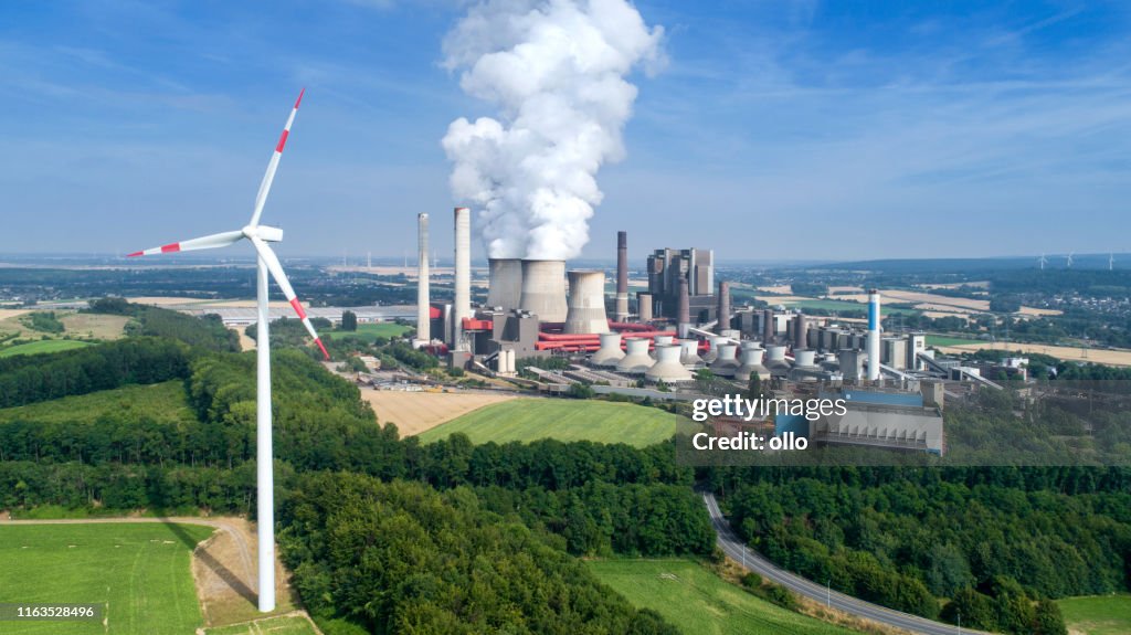 Centrale éolienne et au charbon