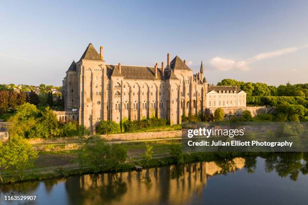 the abbaye saint-pierre de solesmes in mayenne, france. - alt abtei stock-fotos und bilder