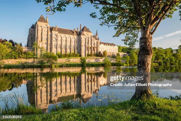the abbaye saint-pierre de solesmes in mayenne, france. - mayenne imagens e fotografias de stock