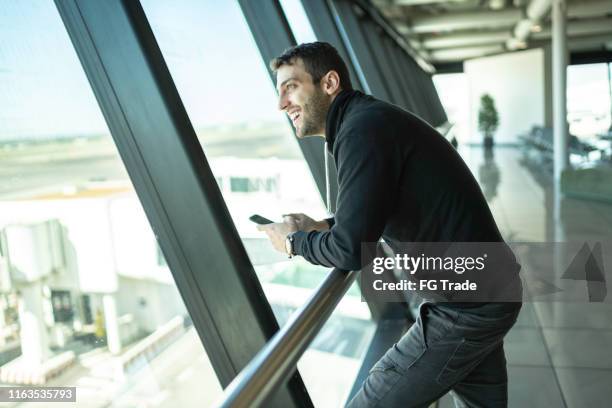 man at airport waiting for plane to take off - kicks off imagens e fotografias de stock