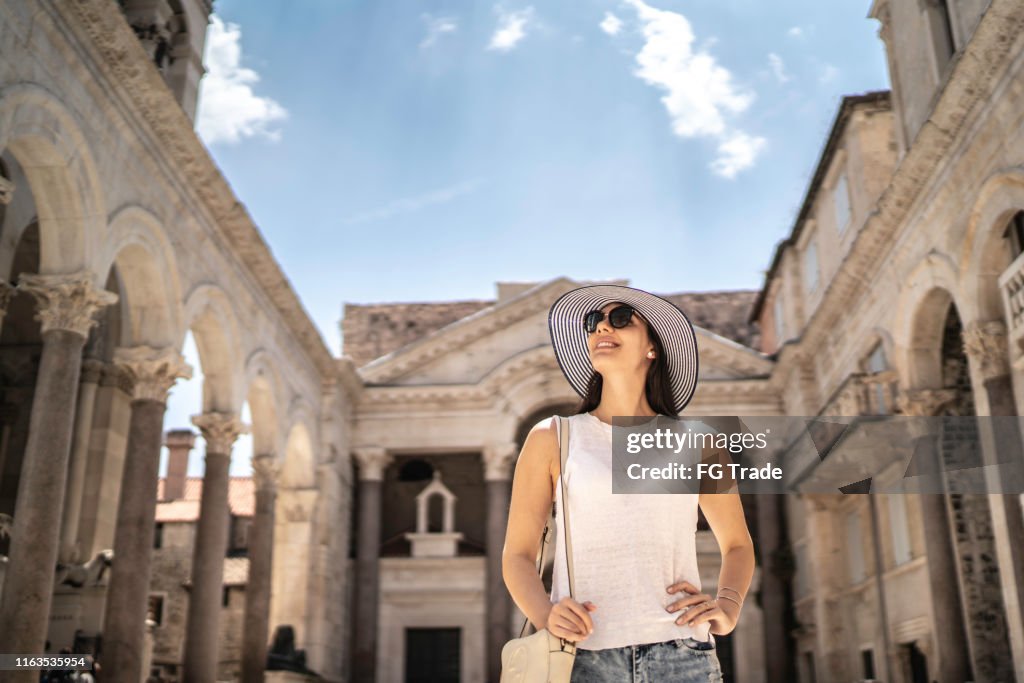 Turismo explorando la hermosa plaza en Split, Croacia