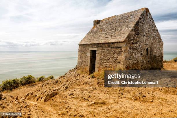 cliffs in carolles, normandy. - carolles fotografías e imágenes de stock